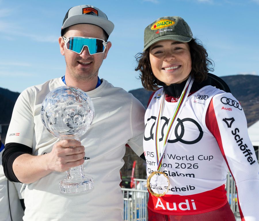 Julia Scheib mit Trainer und Kristallkugel