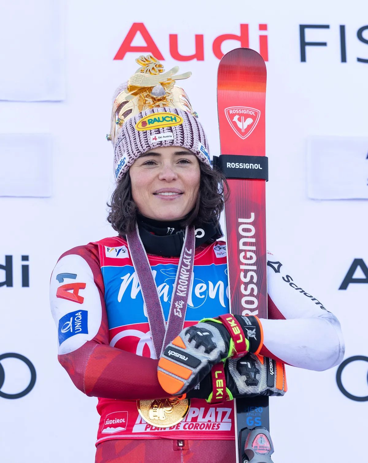 Julia Scheib als Siegerin am Kronplatz mit Krone