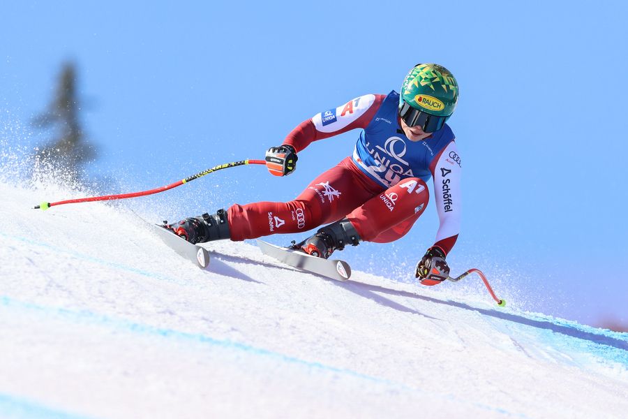 Julia Scheib im Super-G-Training in der Hocke